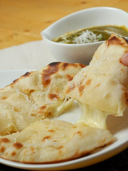 ほうれん草カレーとチーズナンの相性は抜群