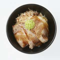 見た目からも食欲をそそる『豚わさび丼』