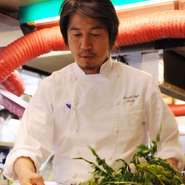 年配の方から外国人、家族連れと幅広い年齢層のお客様が来店するので、料理の盛り付けやボリューム感、出すときのタイミングに至るまで、サービスと常に連携を図りながら、最適な状態で提供するよう心がけています。