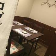 アナログガーデンには一席(4名様用テーブル)だけ、暖簾と壁で区切られた半個室がございます。大事な時間を、「旨い」メシと寄り添う酒でお過ごしください。