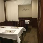 お店の奥には半個室の席が一つだけあります。
人気なので、お早目のご予約を！