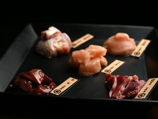 旨みのピークを逃さず、鮮度を見極めて仕入れる鶏肉