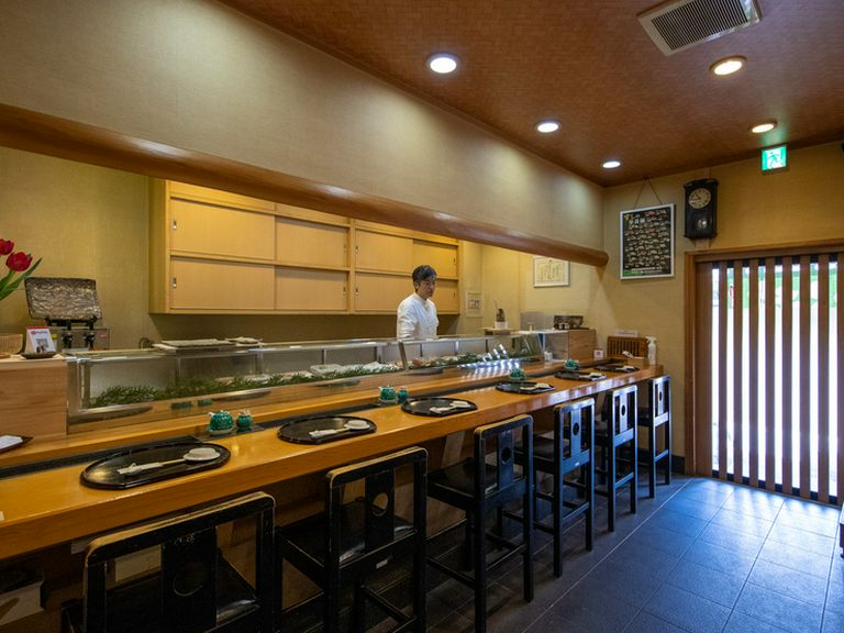 職人技を堪能できる。カウンター席で食す絶品寿司とお酒