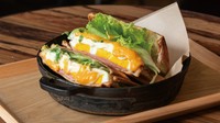 新鮮なレタスをたっぷりと使用したホットサンド。選べる2種『玉子とハムのホットサンド』『ツナとトマトのホットサンド』
とろけるチェダーチーズとそれぞれの食材の旨みと甘味が絶品です。