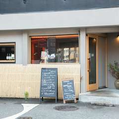 駅チカの焼肉店。シーン問わず利用可能な店内で焼肉を満喫